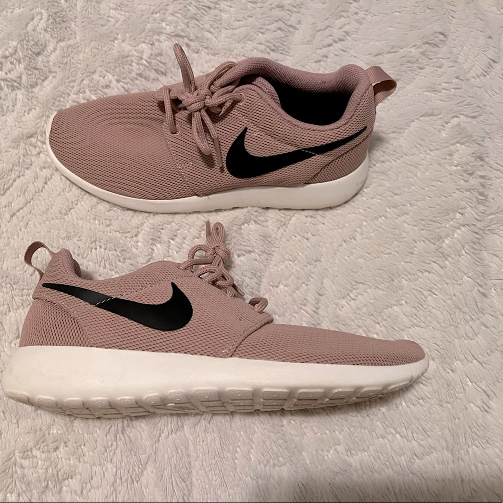 Nike womens roshe one particle pink size 6